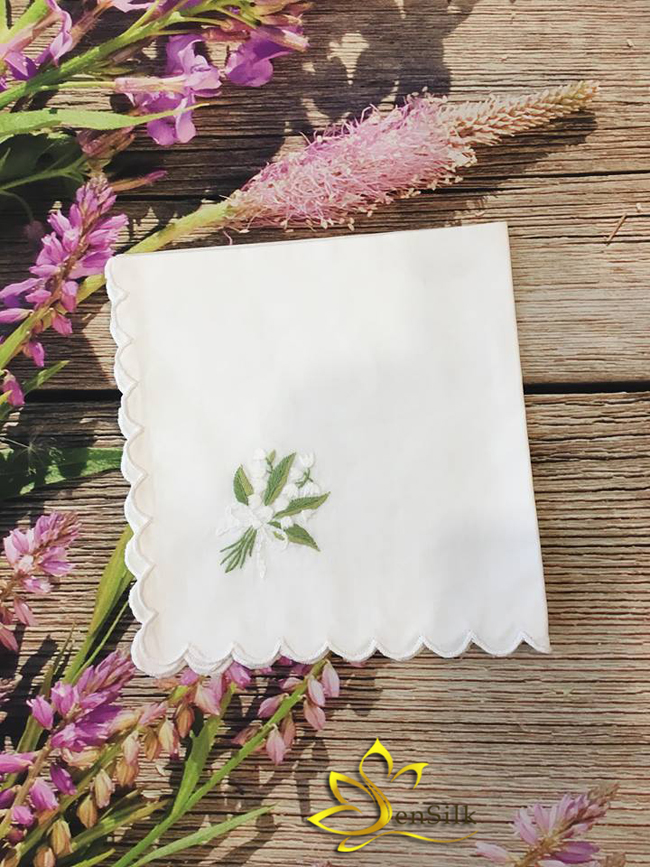Món điểm tô không thể thiếu cho bộ sưu tập của bạn – khăn tay cotton thêu hoa linh lan. Họa tiết thiết kế tinh xảo, tươi sáng tạo nên vẻ đẹp rực rỡ cho sản phẩm.