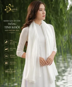 Người mẫu choàng khăn lụa tơ tằm bảo lộc trắng tinh khôi