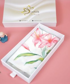 Khăn Lụa Vuông Vẽ Tay Hoa Ly SenSilk Đẹp Nhất