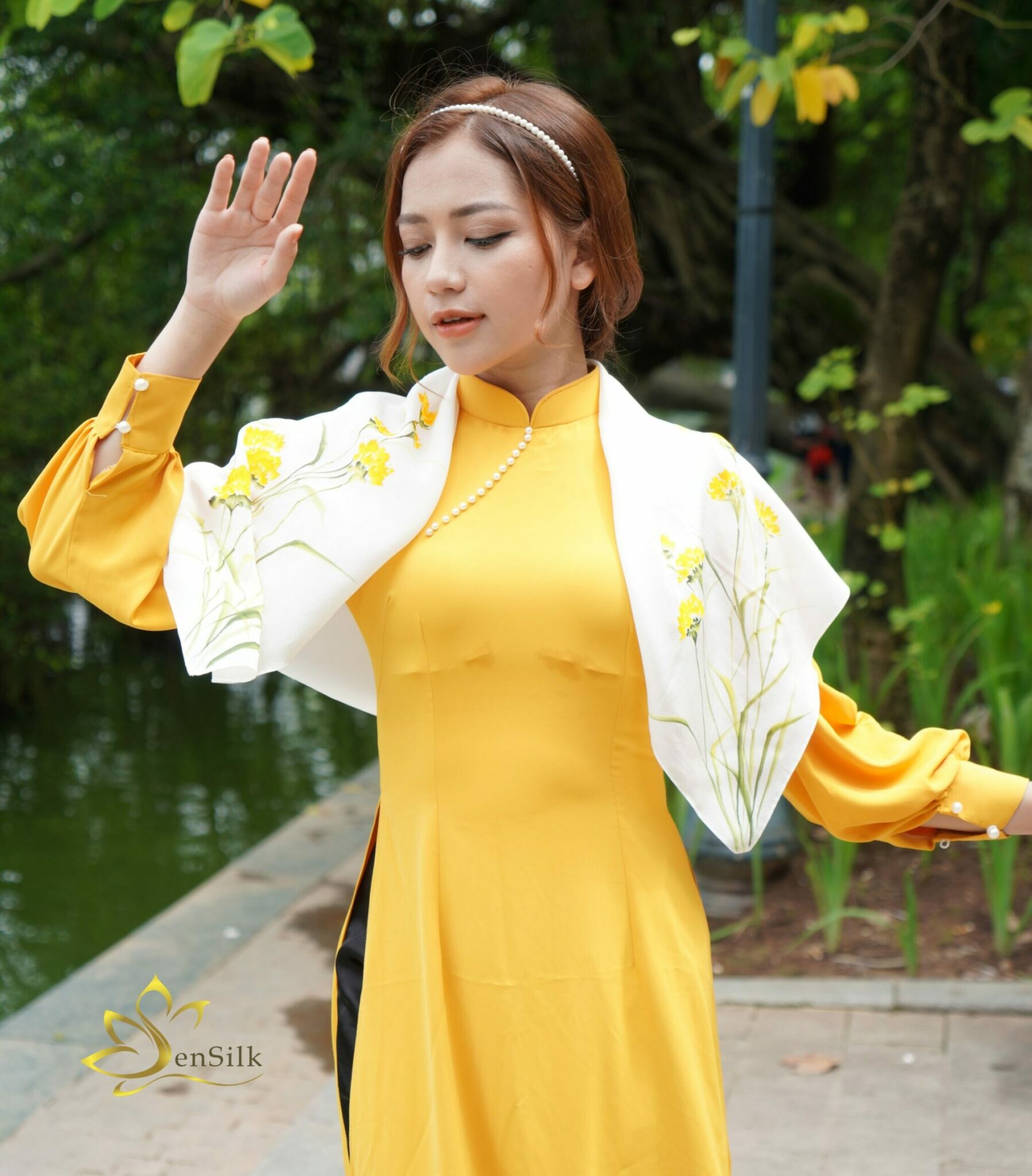 Khăn Lụa Vẽ Tay Hoa Cẩm Chướng SenSilk
