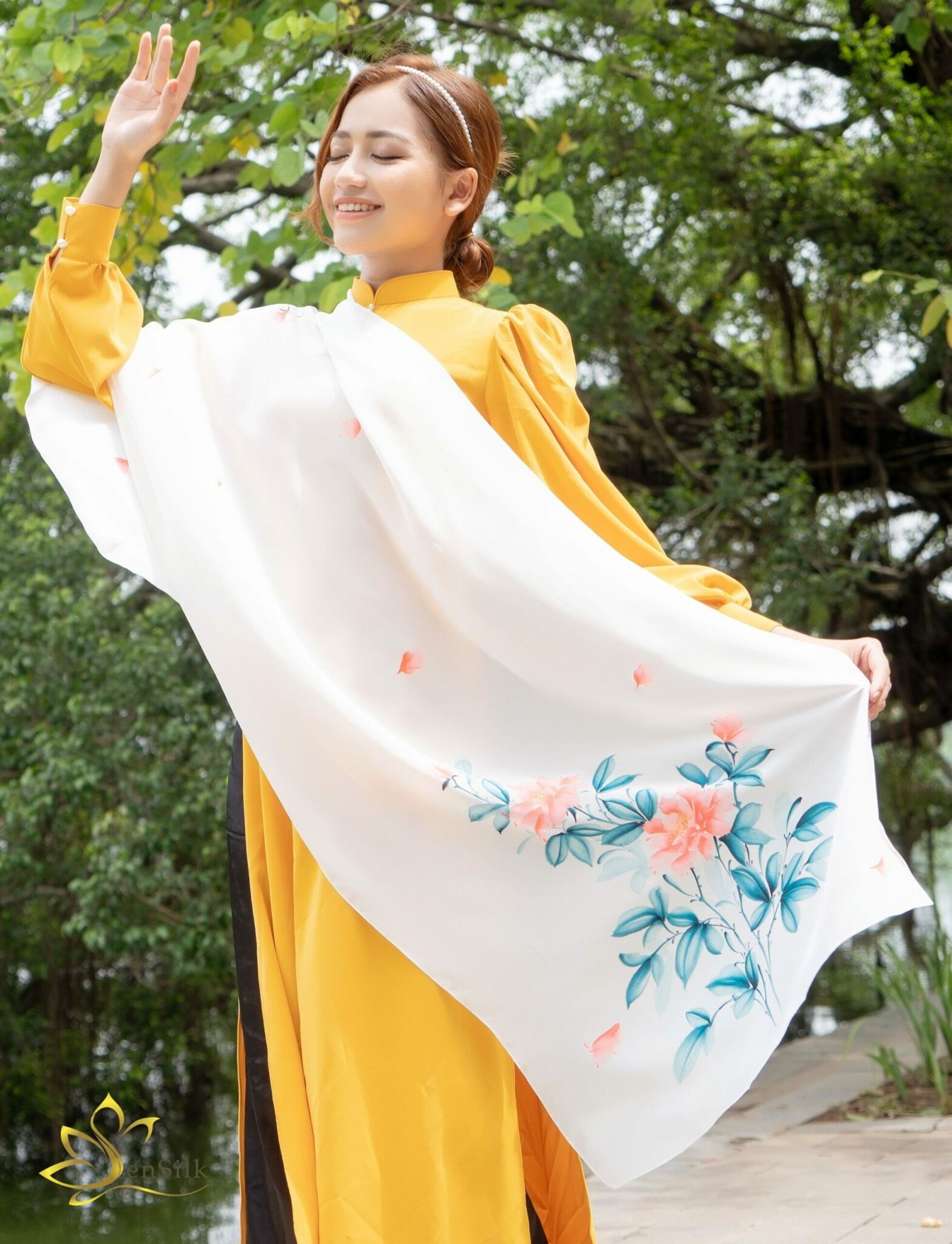 Khăn Lụa Vẽ Tay Hoa Mẫu Đơn SenSilk - Quà Tặng Mẹ