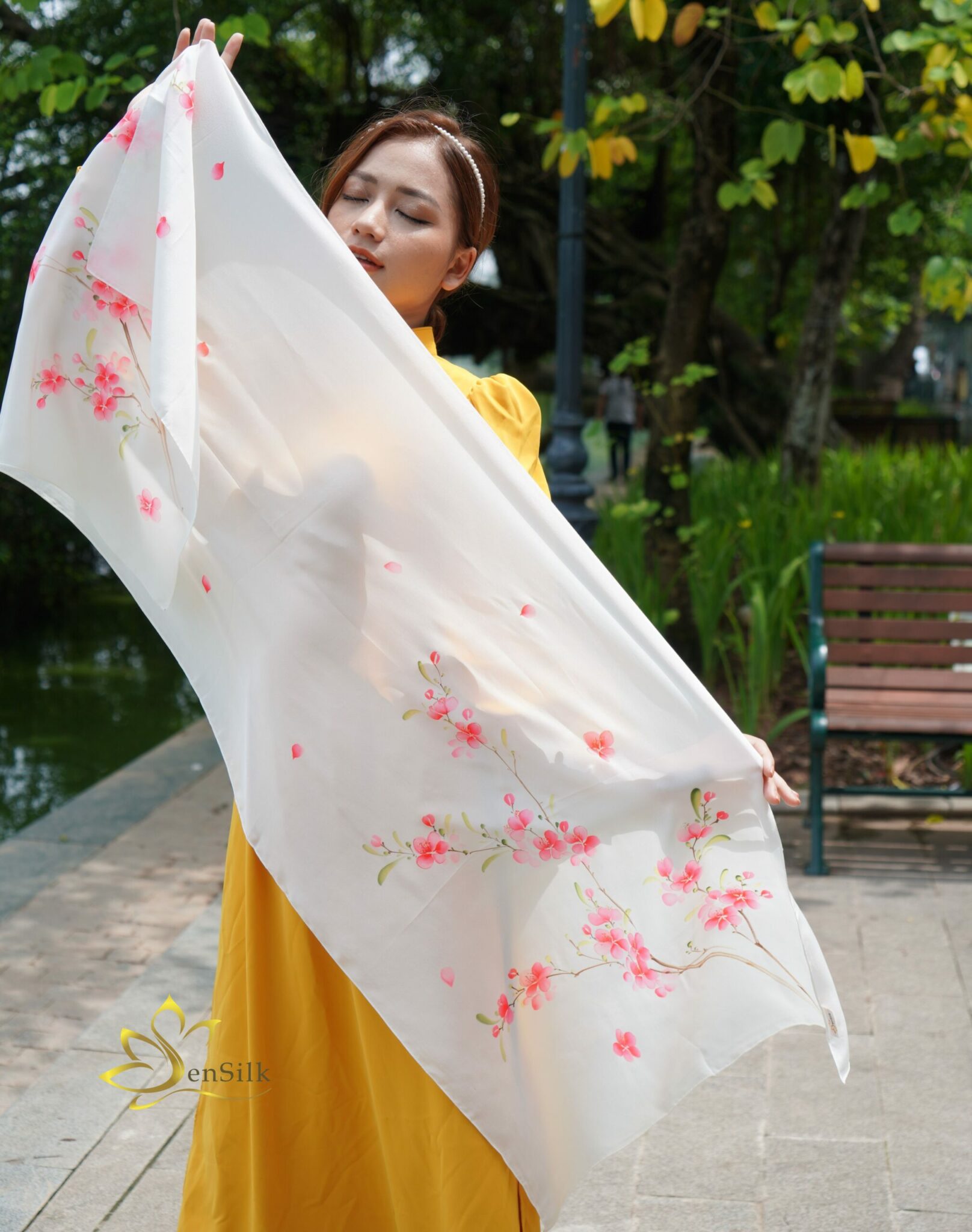 Quà Tặng Doanh Nghiệp Handmade - Khăn Tơ Tằm Vẽ Tay Hoa Đào SENSILK