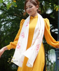 Cô gái choàng khăn lụa vẽ tay nghệ thuật sensilk họa tiết hoa đào