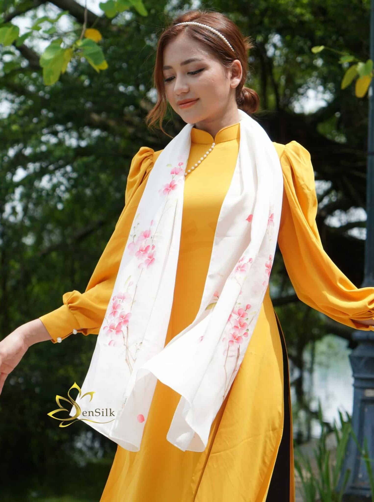 Cô gái choàng khăn lụa vẽ tay nghệ thuật sensilk họa tiết hoa đào