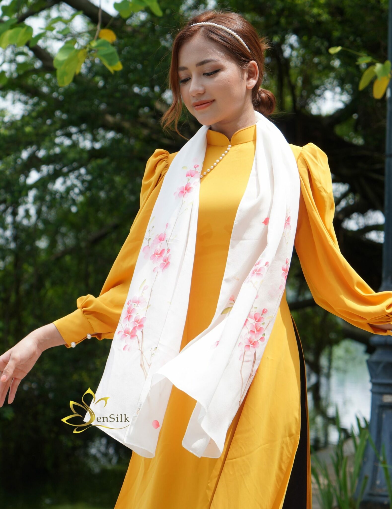 Khăn Lụa Vẽ Tay Hoa Đào Tết SenSilk – Quà Tết Việt Nam