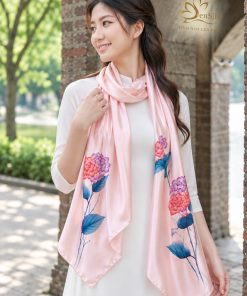Người mẫu nữ quay sang trái khi quàng khăn lụa vẽ tay Cẩm Tú Cầu SenSilk