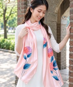 Người mẫu nữ quàng khăn lụa vẽ tay Cẩm Tú Cầu SenSilk với họa tiết hoa và lá xanh