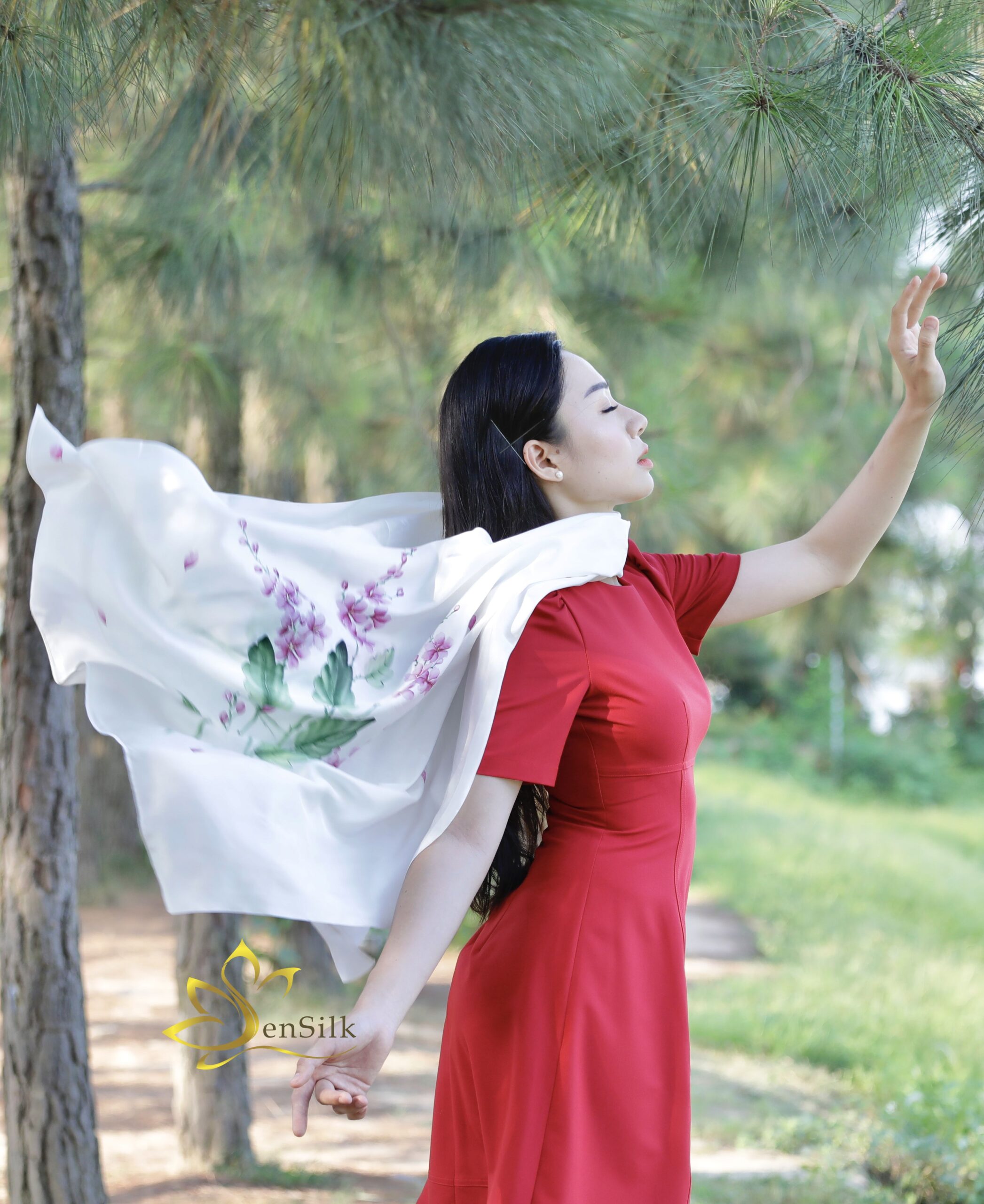 Art Of Silk - Khăn Quàng Cổ Lụa Vẽ Tay Hoa Bằng Lăng SenSilk