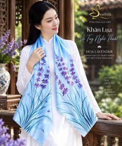 Người mẫu nữ mặc áo dài trắng quàng khăn lụa Hoa Lavender SenSilk