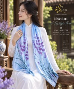Người mẫu nữ mặc áo dài trắng quàng khăn lụa Hoa Lavender SenSilk Việt Nam