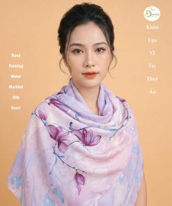 Khăn Lụa Thủy Ấn Vẽ Tay Mộc Lan SenSilk – Quà Tặng Cao Cấp
