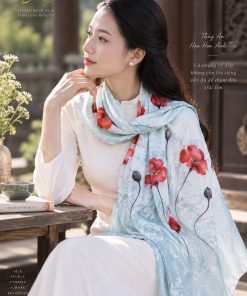 người mẫu quàng khăn lụa thuỷ ấn vẽ tay độc bản Sensilk hoa anh túc