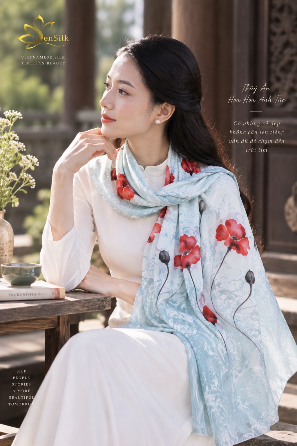 người mẫu quàng khăn lụa thuỷ ấn vẽ tay độc bản Sensilk hoa anh túc