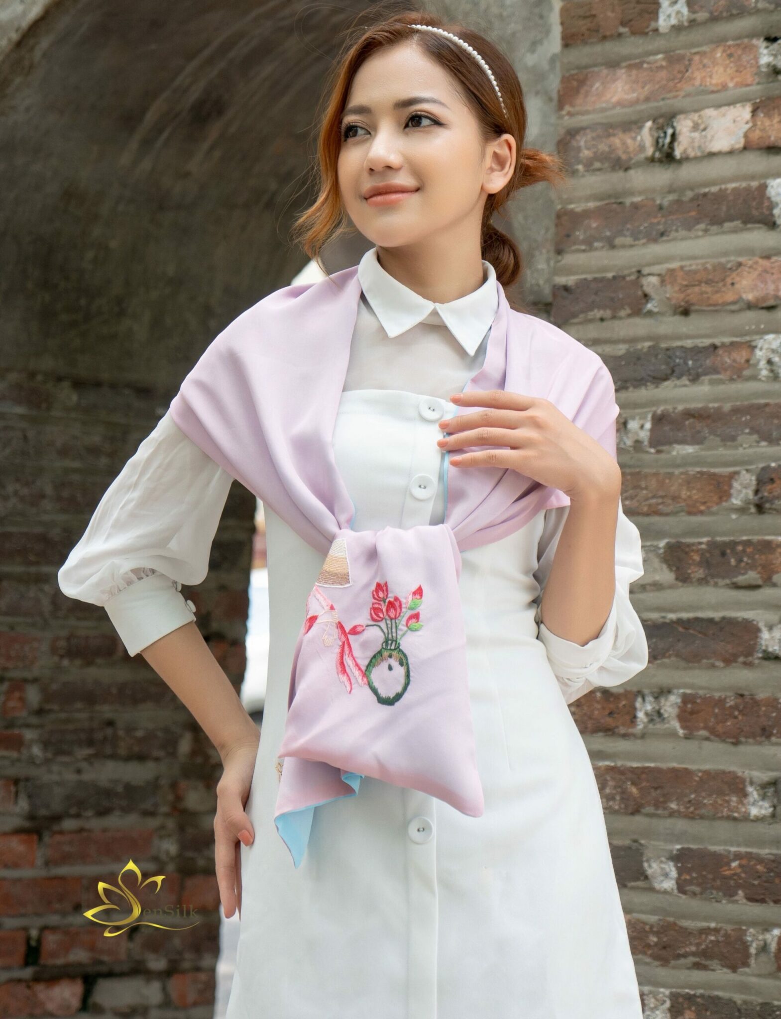 Khăn Lụa Tơ Tằm Thêu Tay Nón Lá Hoa Sen Việt Nam