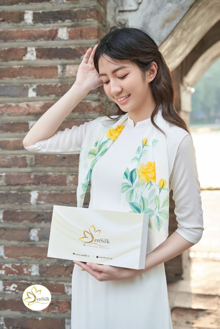 Ngày 8/3 Quý Phái Với Khăn Lụa Tơ Tằm SenSilk