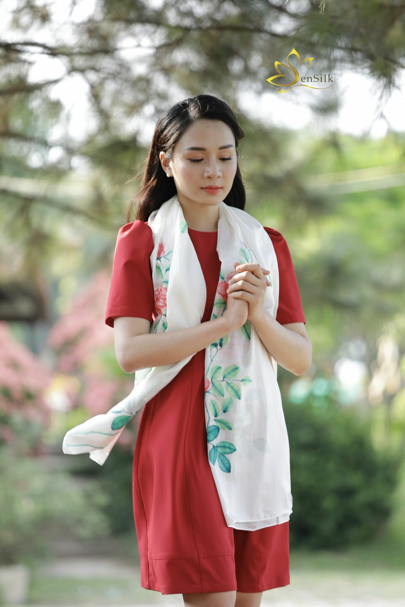 Quà Tặng Việt Nam SENSILK - Khăn Quàng Lụa Vẽ Tay Hoa Hồng