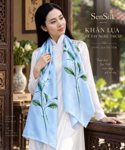 Khăn lụa vẽ tay nghệ thuật hoa Ngọc Lan SenSilk, người mẫu nữ mặc áo dài trắng