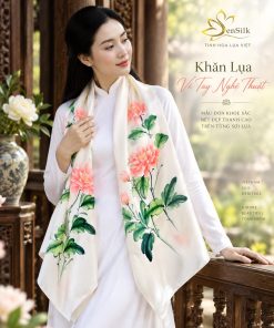 Người mẫu nữ quàng khăn lụa vẽ tay nghệ thuật hoa mẫu đơn SenSilk, kết hợp áo dài trắng cao cấp