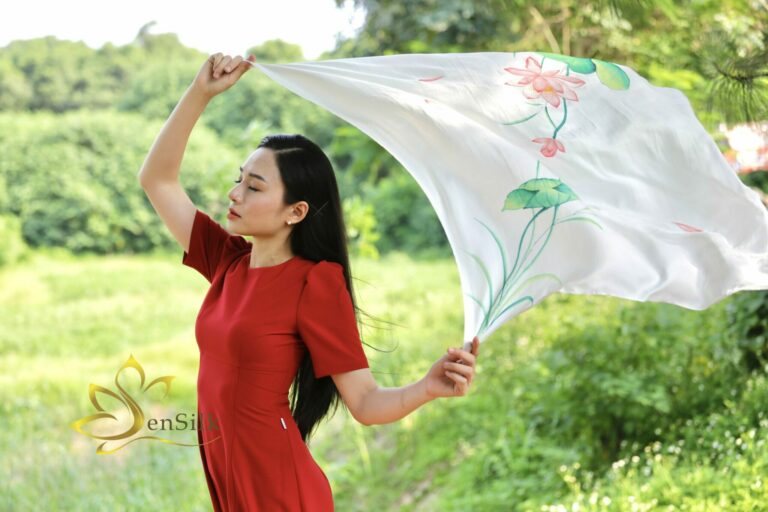 Top Các Mẫu Khăn Lụa Vuông SenSilk Hot Năm Nay