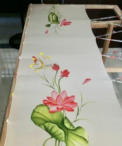 Cận cảnh họa tiết hoa sen được vẽ tay thủ công trên nền lụa mềm mại của SenSilk