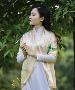 Khăn lụa vẽ tay hoa sen Sen Việt của SenSilk được choàng nhẹ qua cổ, tôn vẻ thanh lịch và tinh tế