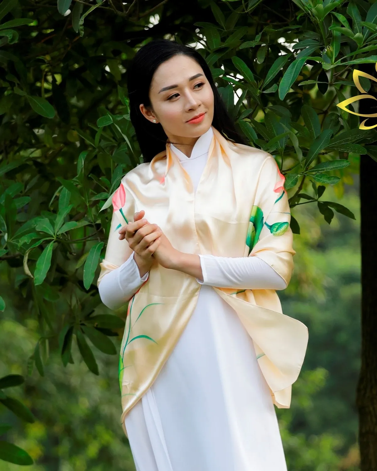 Khăn lụa vẽ tay hoa sen Sen Việt của SenSilk, thiết kế thủ công tinh tế trên nền lụa cao cấp