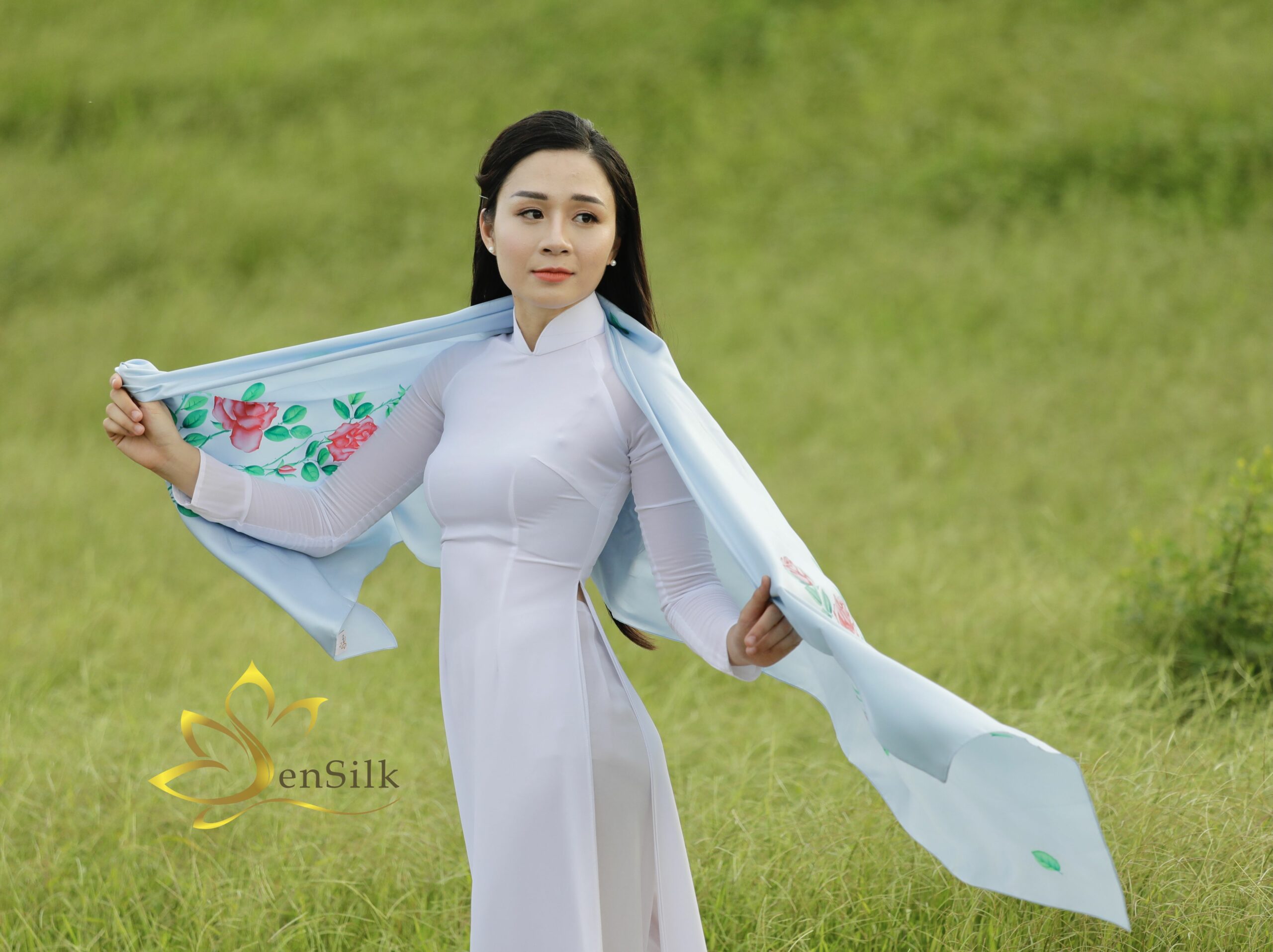Khăn Thời Trang Cao Cấp Vẽ Tay Hoa Hồng - Handmade Gift - 100% Silk