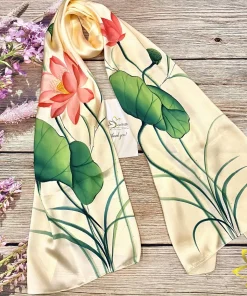 Toàn cảnh khăn lụa vẽ tay hoa sen Sen Việt với bố cục hài hòa và sắc màu thanh nhã