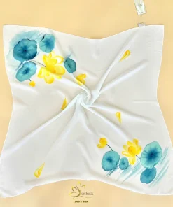 Khăn lụa vuông vẽ tay hoa sen vàng SenSilk trải phẳng thể hiện bố cục họa tiết