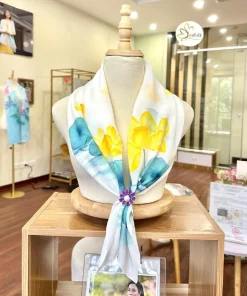 Khăn lụa vuông vẽ tay hoa sen vàng SenSilk khi sử dụng thực tế