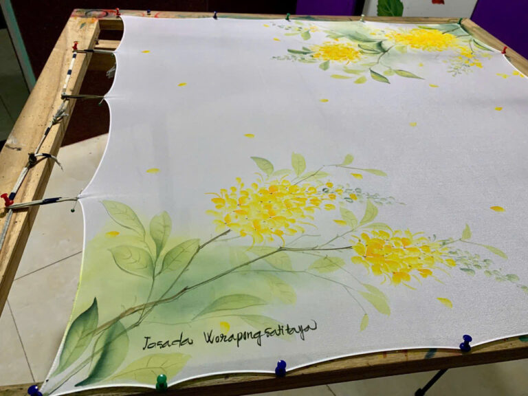 🎨 Khăn Lụa Vẽ Tay SenSilk – Nghệ Thuật Gửi Gắm Yêu Thương