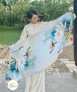 Cận cảnh họa tiết hoa sen Sen Sương Mai in kỹ thuật số trên nền lụa tơ tằm 100%