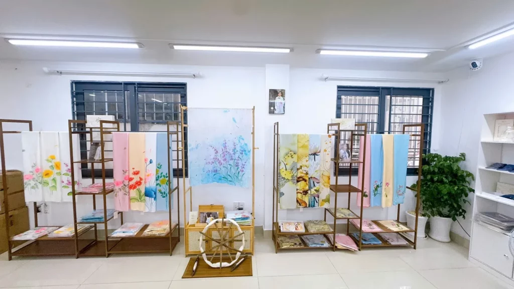 Không gian trải nghiệm khăn lụa tơ tằm thủ công cao cấp SenSilk tại TP. Hồ Chí Minh
