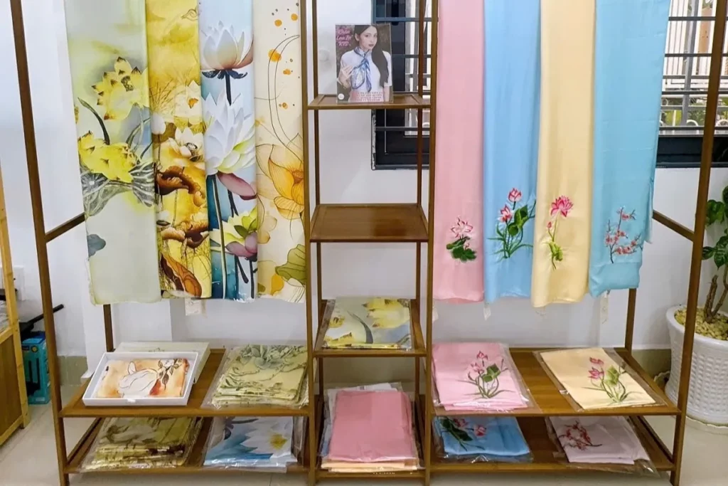 Không gian trưng bày và trải nghiệm khăn lụa tơ tằm thủ công cao cấp SenSilk tại TP. Hồ Chí Minh