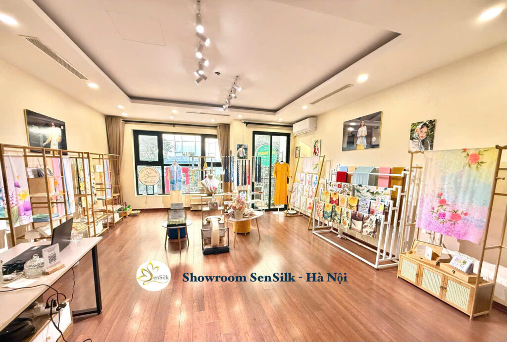 Showroom SenSilk Hà Nội – không gian trưng bày khăn lụa vẽ tay thủ công