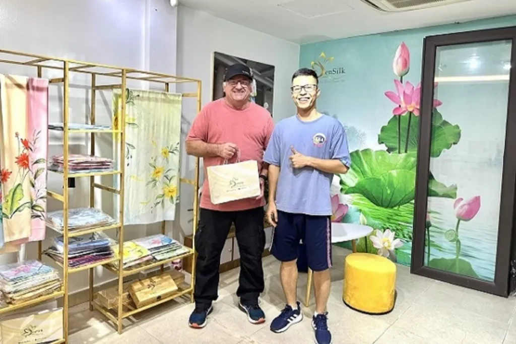 Khách hàng trải nghiệm khăn lụa SenSilk