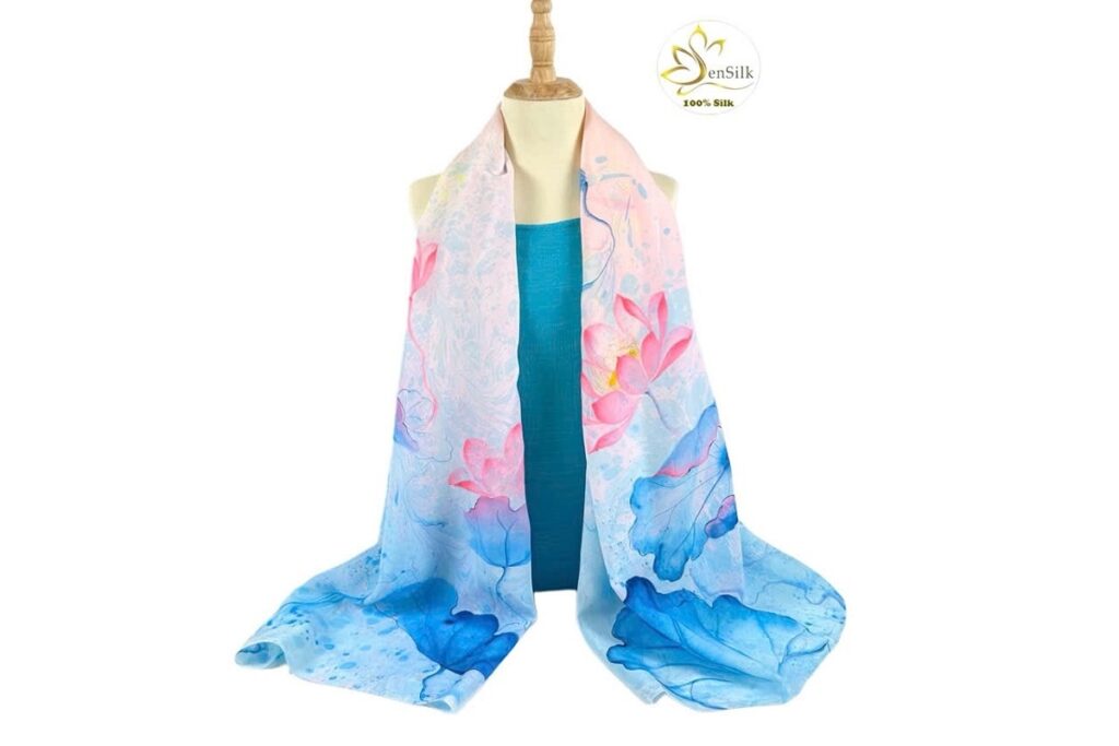 Cận cảnh chất liệu lụa tơ tằm cho thấy độ mịn và ánh bóng tự nhiên