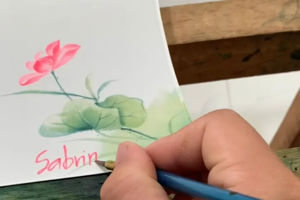 Cận cảnh nét vẽ tay thủ công trên bề mặt khăn lụa tơ tằm