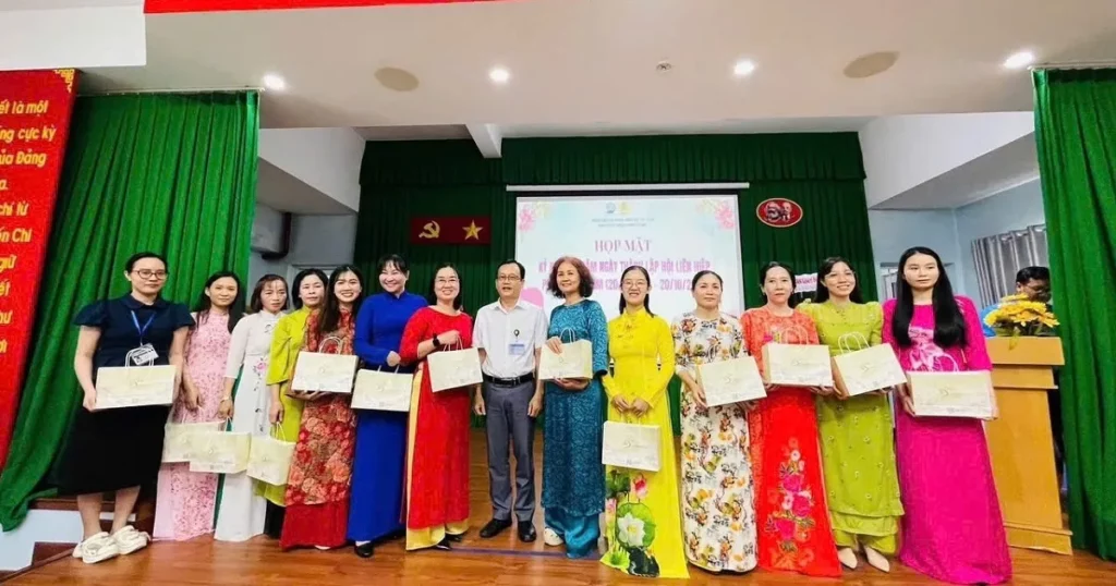 Khăn lụa SenSilk được trao tặng như một món quà mang ý nghĩa tinh tế