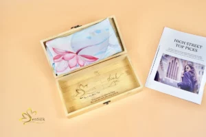 Khăn lụa được chuẩn bị như một món quà mang tính trang nhã