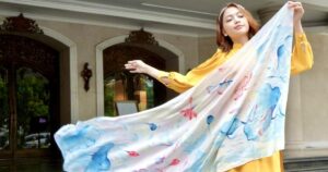 Khăn lụa tơ tằm cao cấp với bề mặt mềm mại và độ rủ tự nhiên