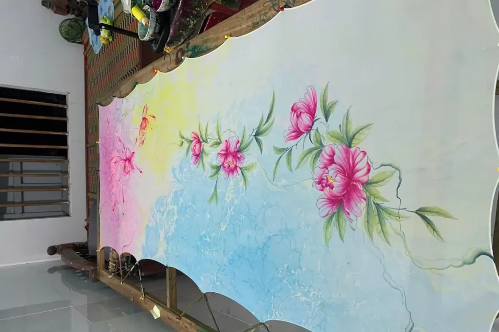 Không gian làm việc nơi nghệ nhân thực hiện các công đoạn thủ công trên khăn lụa