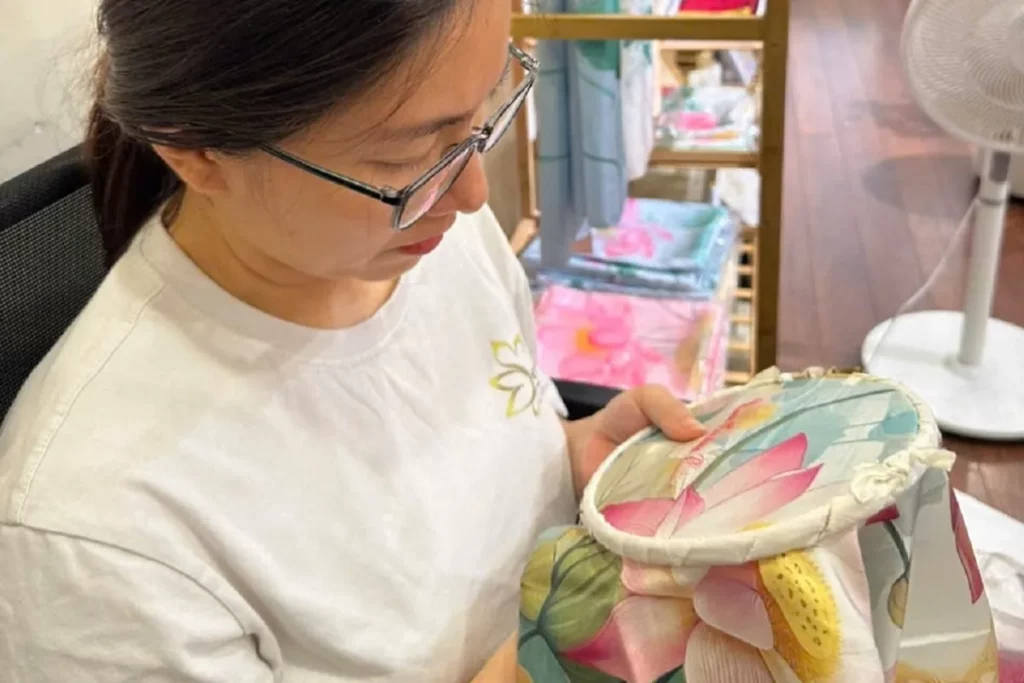 Chi tiết thêu tay thủ công của nghệ nhân SenSilk
