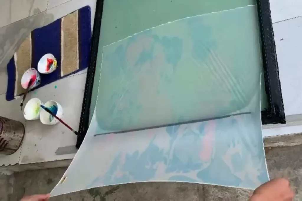 Nghệ nhân SenSilk thực hiện kỹ thuật thủy ấn