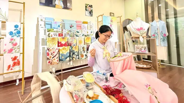Nghệ nhân SenSilk – hành trình tạo tác khăn lụa thủ công Việt