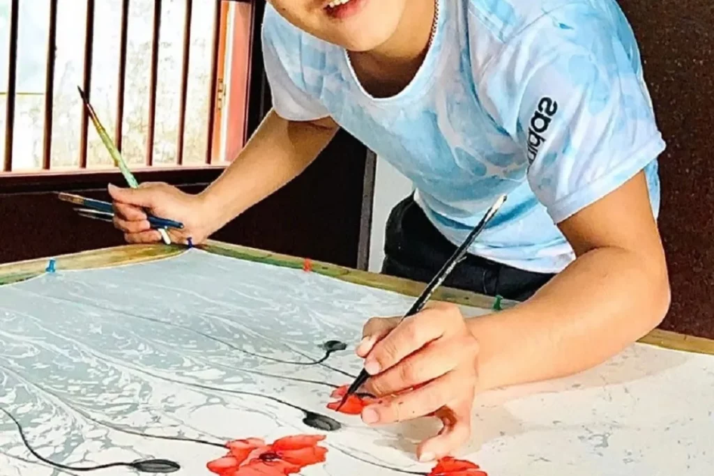 Nghệ nhân vẽ tay khăn lụa tơ tằm thủ công tại SenSilk