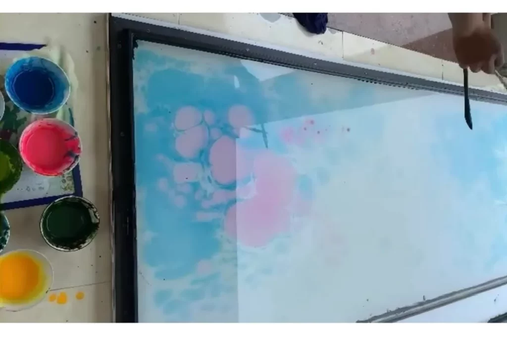 Thực hiện kỹ thuật thủy ấn vẽ tay tại SenSilk