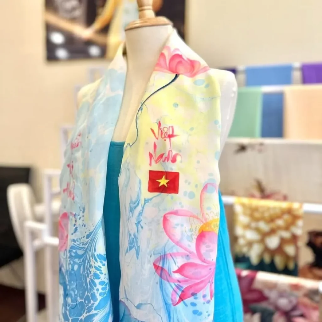 Trải nghiệm cảm nhận chất liệu và họa tiết khăn lụa SenSilk