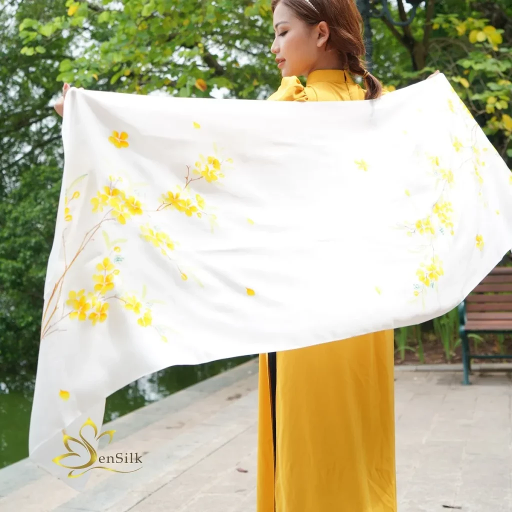 Bề mặt lụa tơ tằm tự nhiên với họa tiết vẽ tay nhẹ SenSilk