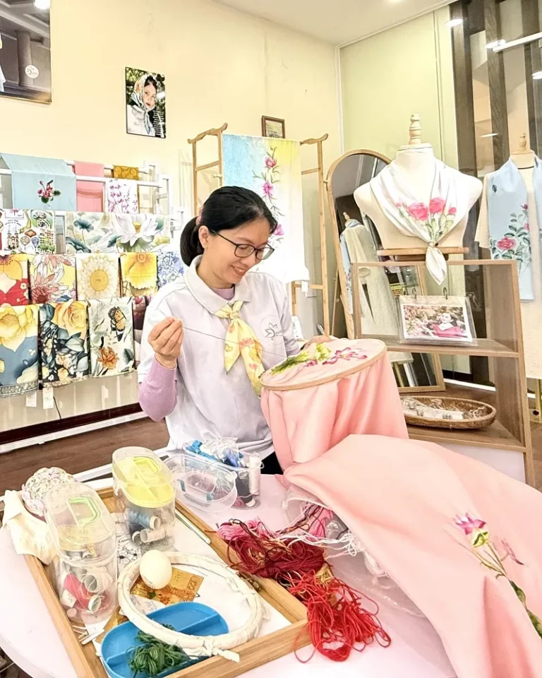 Nghệ nhân SenSilk thêu tay trên khăn lụa tơ tằm thủ công cao cấp